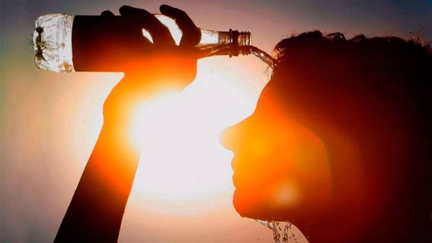 Para evitar el golpe de calor se recomienda una hidratación alta.