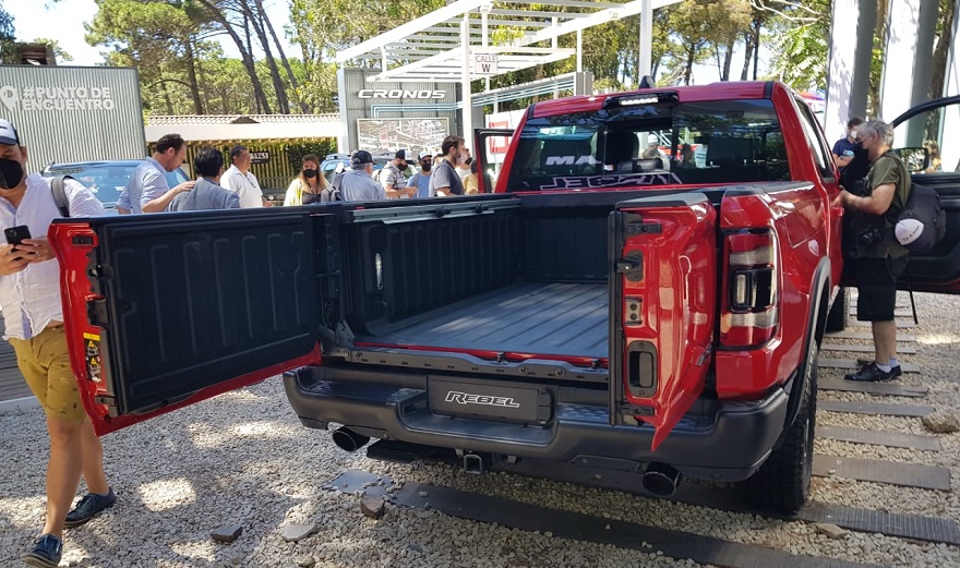 Ram Rebel, así se abren las puertas traseras.