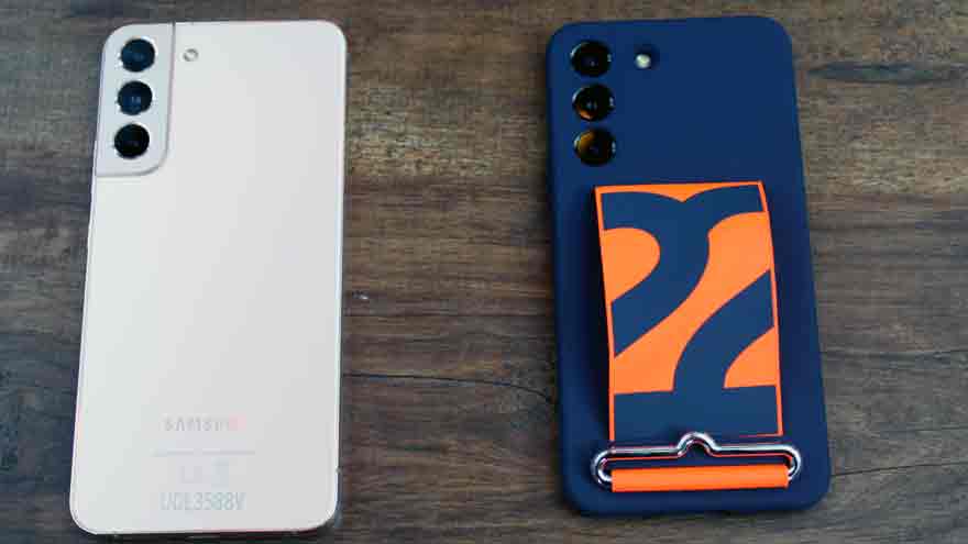 A la izquierda: Samsung Galaxy S22+. A la derecha, el S22 con accesorio trasero.