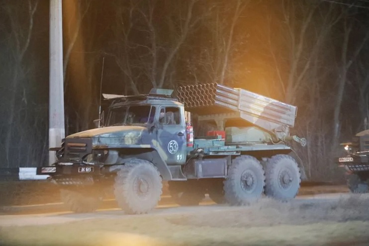 Fuerzas terrestres de Rusia penetraron el jueves en Ucrania desde varias direcciones