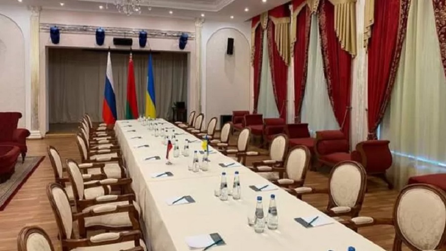 La mesa para el encuentro está lista en Bielorrusia.