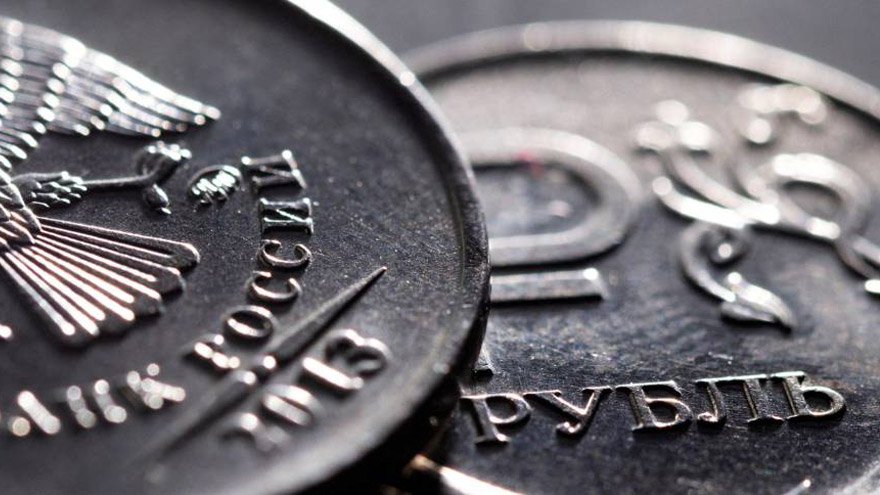 El rublo, la moneda rusa, en jaque.