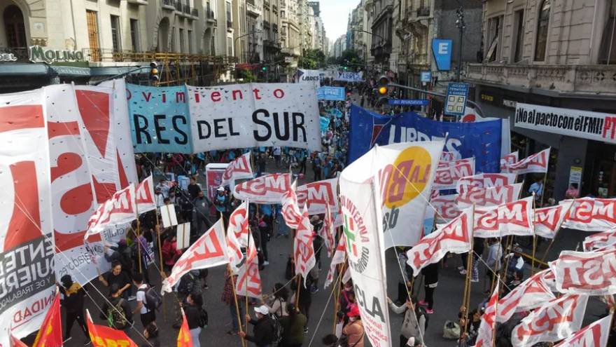 La protesta frente al Congreso derivó en incidentes.