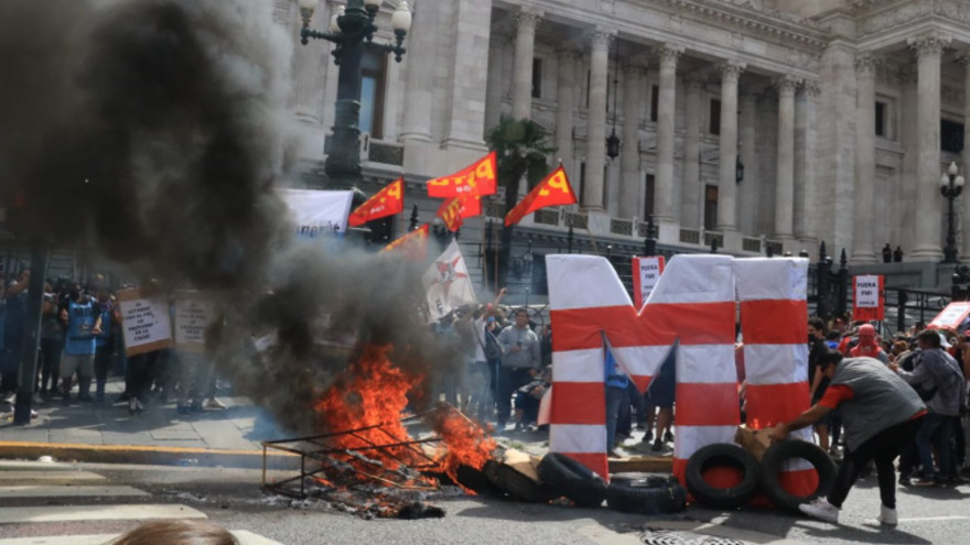 En un clima social enrarecido por las protestas, Guzmán se prepara para su primer test ante la auditoría del FMI