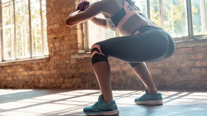 Las sentadillas son un ejercicio que tiene diversos beneficios pero que puede producir lesiones