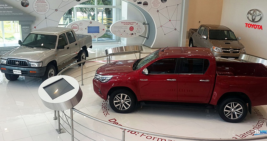 Toyota exhibe tres generaciones de Hilux en la planta de Zárate.