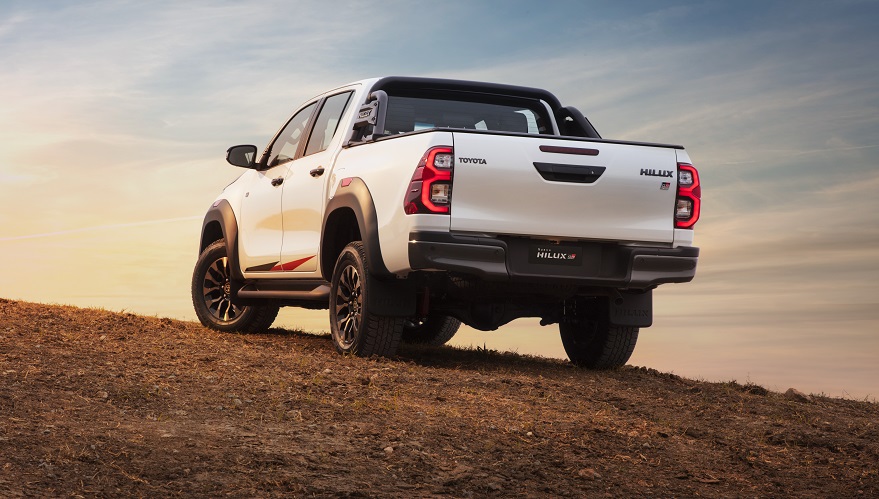 Toyota Hilux GR-S, con la insignia GR en la tapa de carga.
