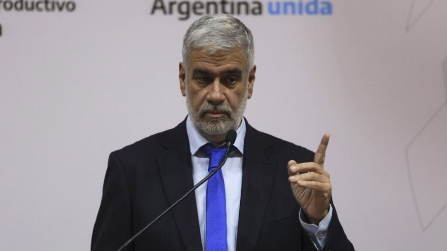 Feletti confronta con las empresas pero también con otros sectores del Gobierno.