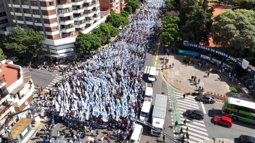 La Cámpora, con su marcha a la Plaza de Mayo, se convirtió en la protagonista de la jornada: aunque criticó el acuerdo con el FMI, no se ensañó con la figura presidencial