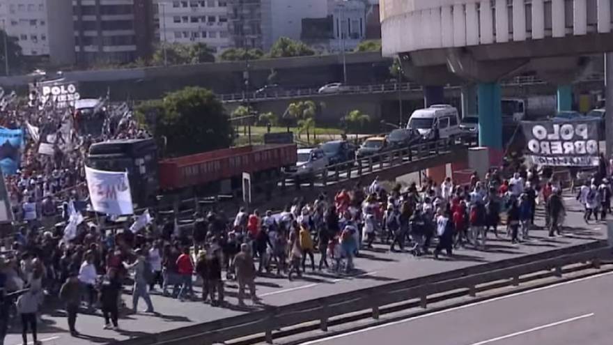 Además del acampe en la 9 de julio, los piqueteros también cortaron la autopista 25 de mayo
