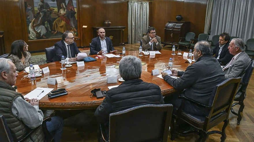 Martín Guzmán, con las cúpulas empresarial y sindical: apelando a la