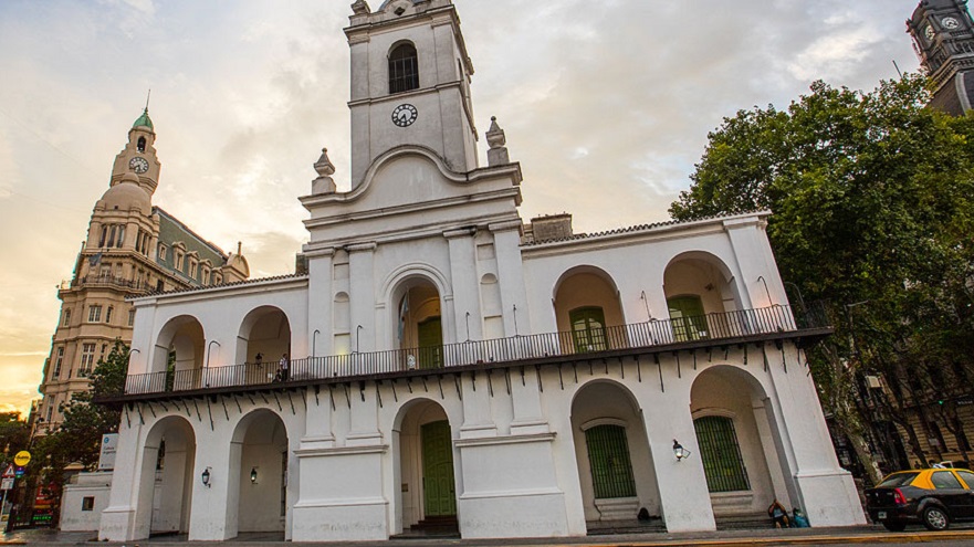 El 25 de mayo de 1810 se convocó a un Cabildo Abierto y la decisión se recuerda con un feriado nacional