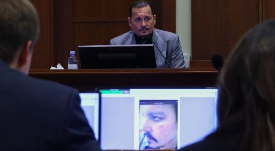Depp muestra las pruebas durante el juicio.
