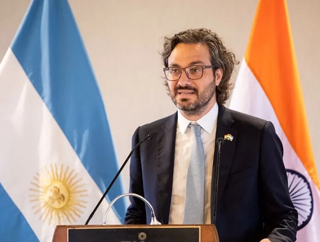 El funcionario, que días atrás se quejó por el precio de la yerba, solicitó catering VIP hasta el fin de su mandato y una renovación total de vajilla 