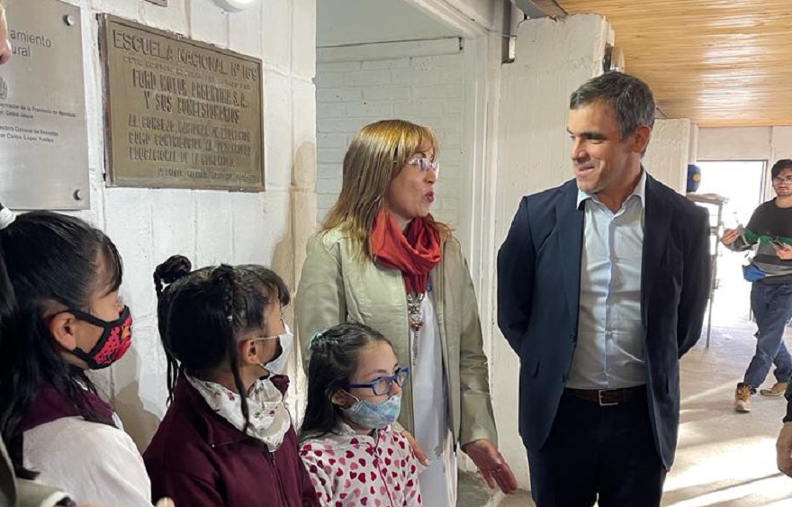 Martín Galdeano junto a la directora de la Escuela El Chacay.