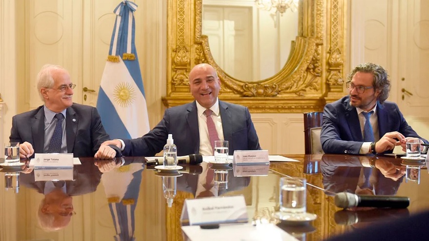 Juan Manzur flanqueado por Jorge Taiana y Santiago Cafiero