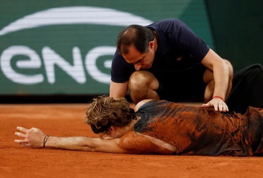 Zverev debió ser atendido en pleno terreno de juego por la gravedad de su lesión