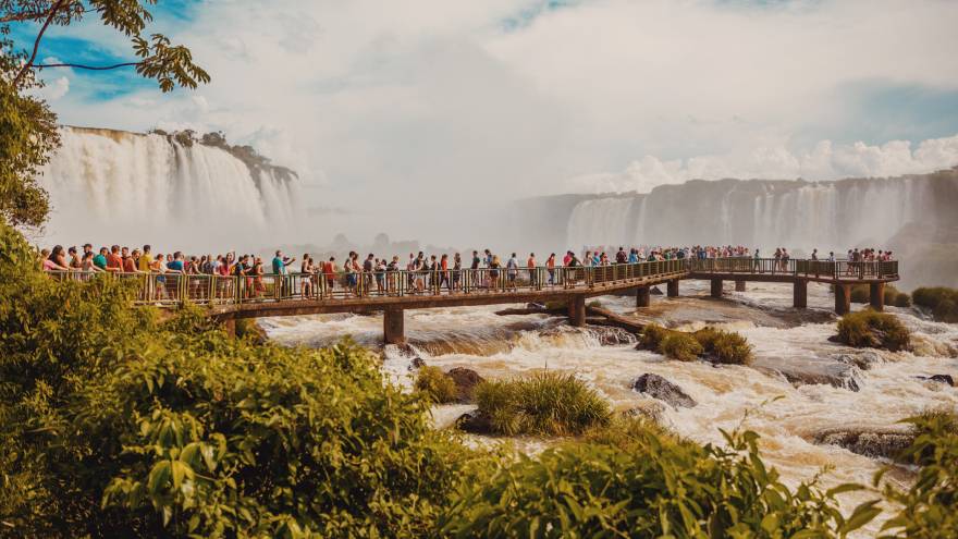 Las vacaciones de verano son uno de los momentos con más turistas en las Cataratas del Iguazú.