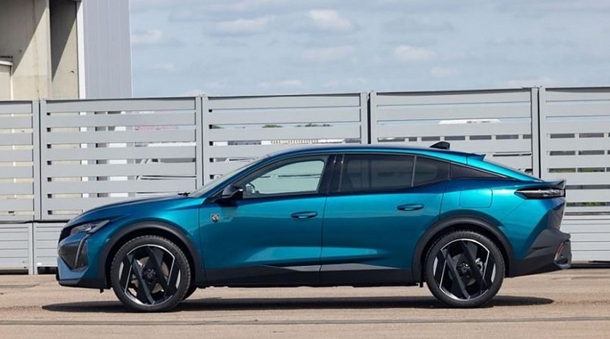 El perfil del nuevo Peugeot 408 delata su estética coupé.