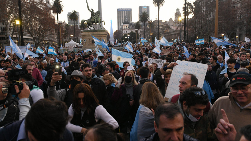 Cánticos contra el Gobierno animaron el banderazo en el centro porteño.