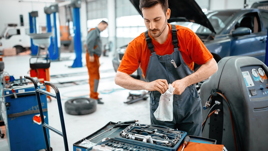 Cada 4 años hay que cambiar la batería del auto.