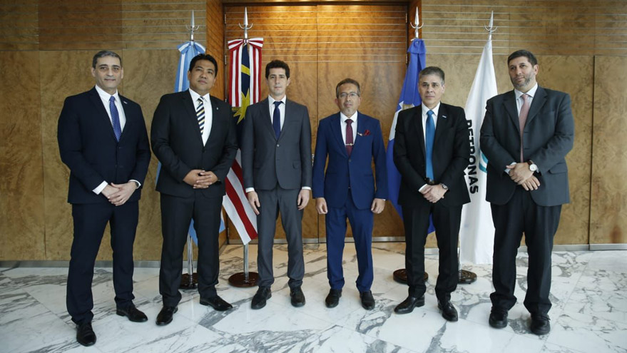 Funcionarios y representantes de ambas empresas.