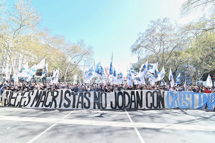 Continuando el argumento iniciado tras el atentado, los dirigentes kirchneristas plantean que sólo un sobreseimiento de Cristina es garantía de paz social