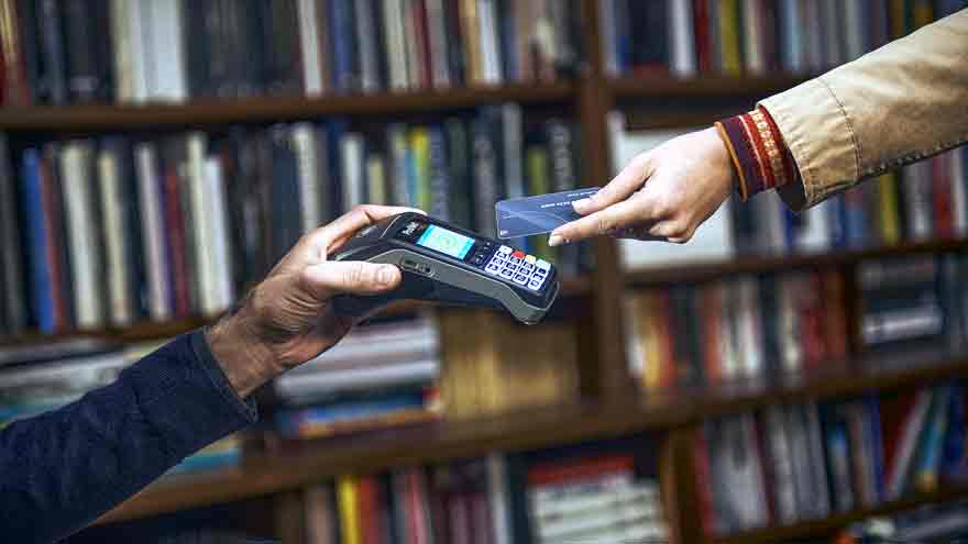 El comercio dispone de un PosNet para transacciones con tarjetas y QR.