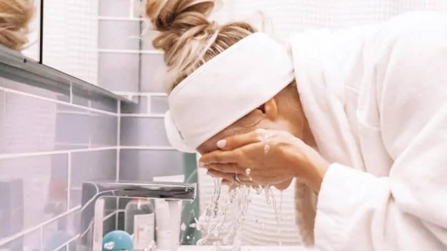 Olvidarse de lavar el rostro a diario es uno de los errores más frecuentes en el tratamiento del acné