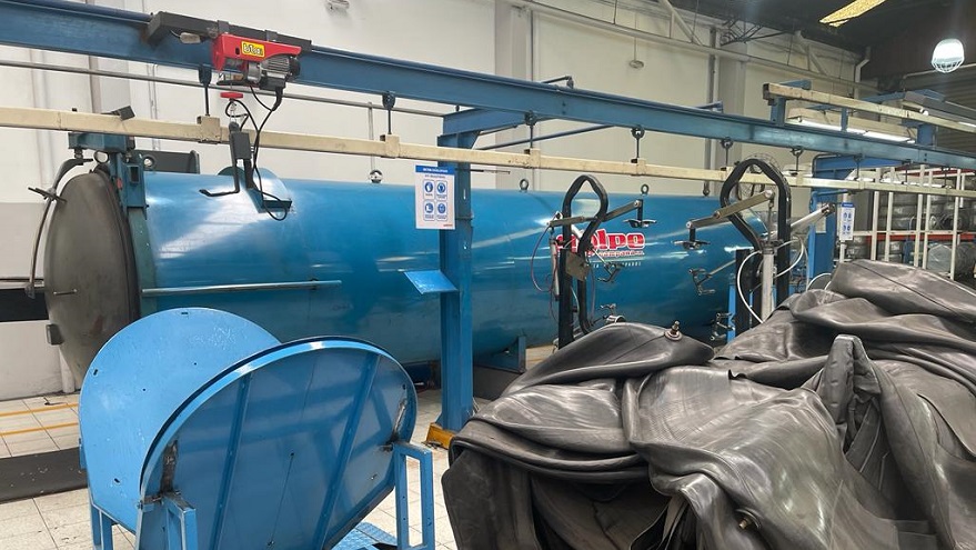 Proceso más importante del recapado de neumáticos con la presión y calor.