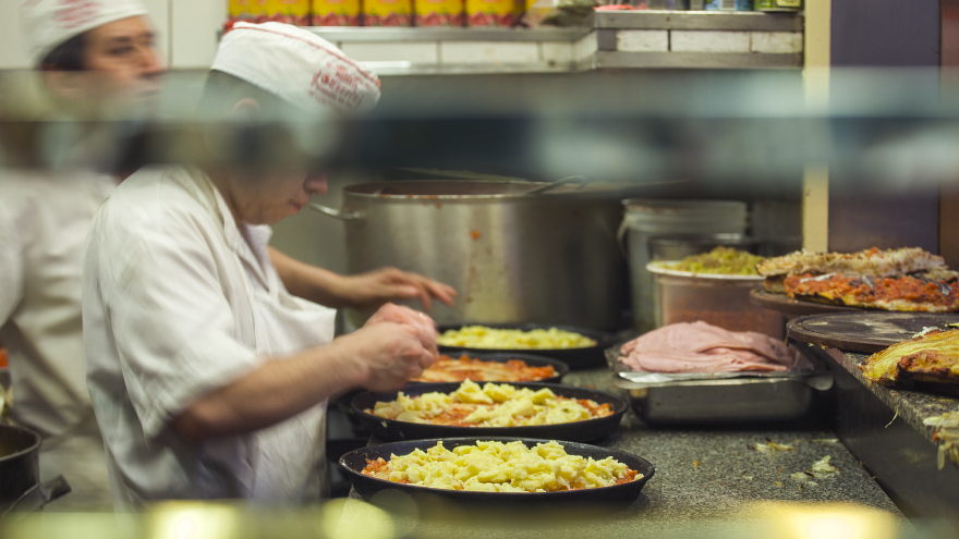 El clásico local de Guerrín se inauguró en 1932. Nunca apagó su horno y ahora vende 2.000 pizzas por día.