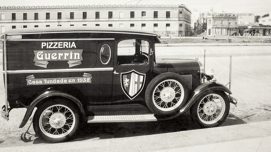 El clásico local de Guerrín se inauguró en 1932. Nunca apagó su horno y ahora vende 2.000 pizzas por día.