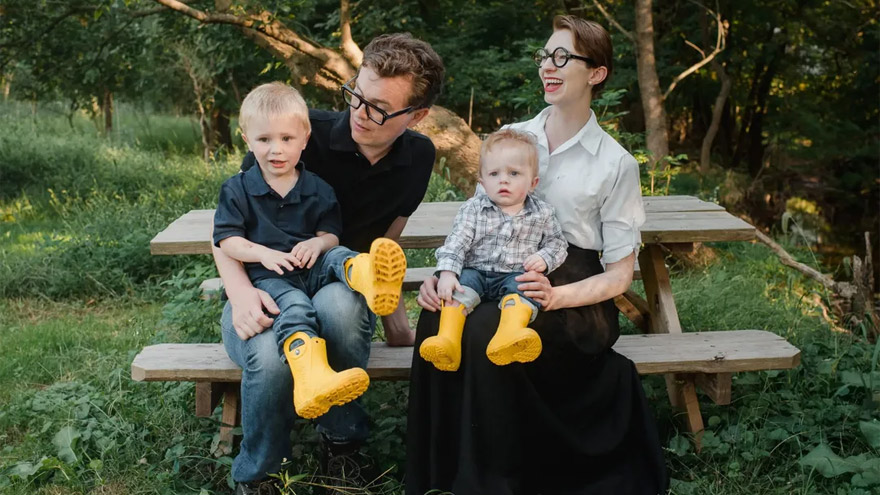  Simone y Malcolm Collins con sus hijos.