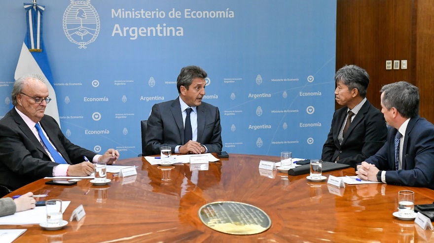 Directivos de Toyota anunciaron la ampliación de la producción al Gobierno.