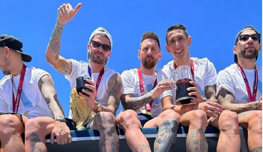 La Selección argentina, al iniciar el recorrido de celebración, que terminó en helicópteros.