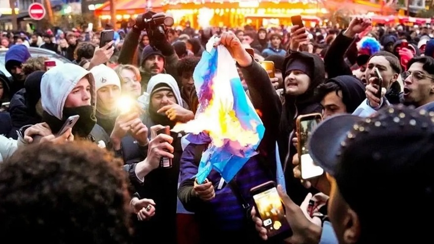 Un grupo de franceses incendió una bandera argentina en sus festejos por el subcampeonato del mundo.