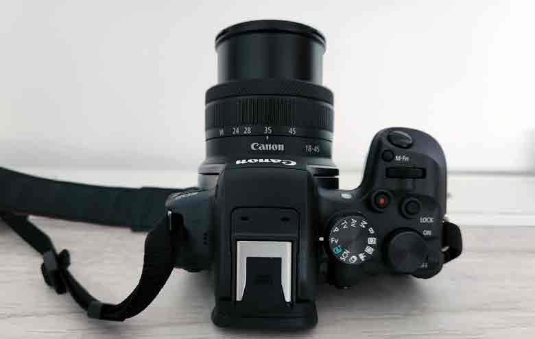 Vista superior de la Canon EOS R10.