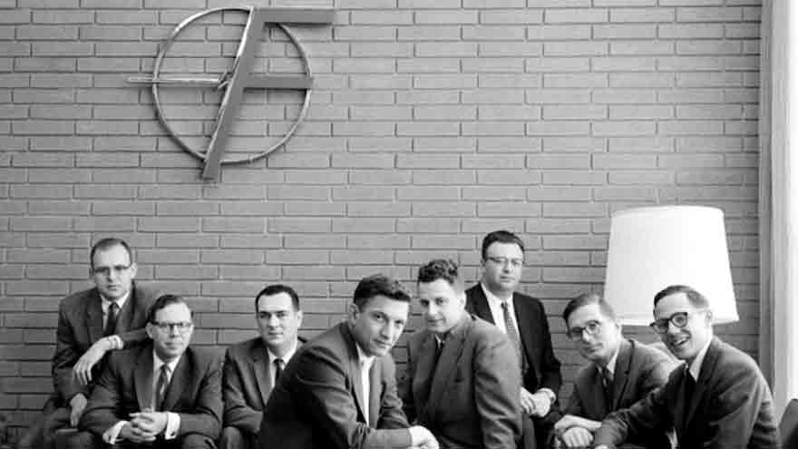Los 8 traidores: Gordon Morre es el primero desde la izquierda.