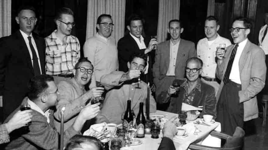 William Shockley, sentado en el extremo de la mesa, celebra su Premio Nobel de 1956.