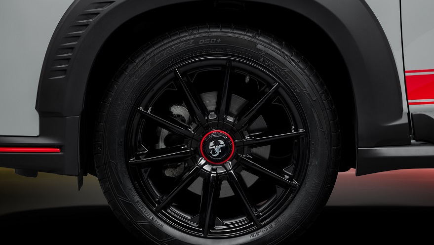 Llantas negras con el logo del escorpión diferencian a este SUV.