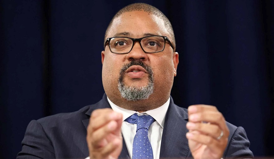 Alvin Bragg es el fiscal que dirige la investigación del pago a Daniels.