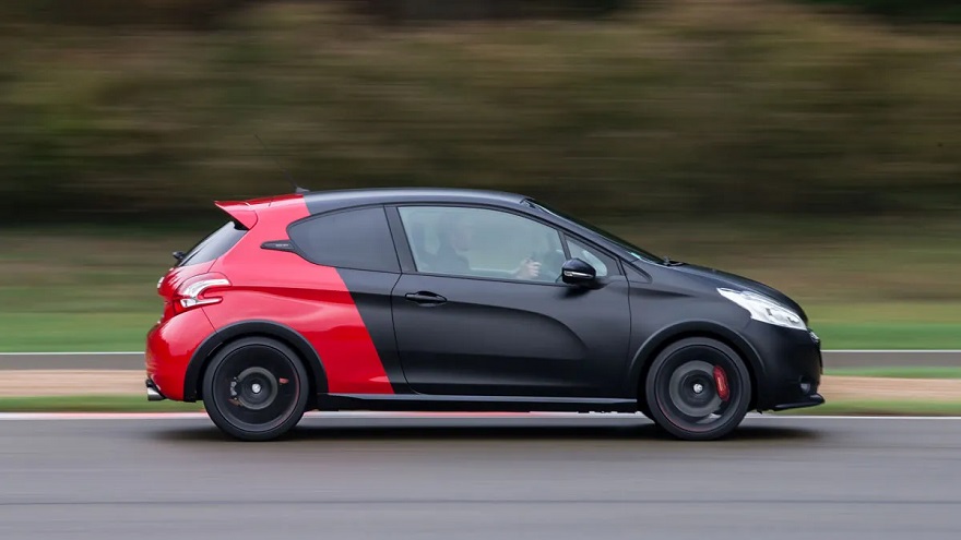 Peugeot 208 GTi, otro de los deportivos de marca masiva más extrema.