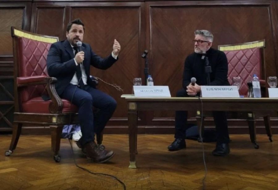 avier Milei faltó y Martín Tetaz le explicó a un espantapájaros su plan contra la inflación