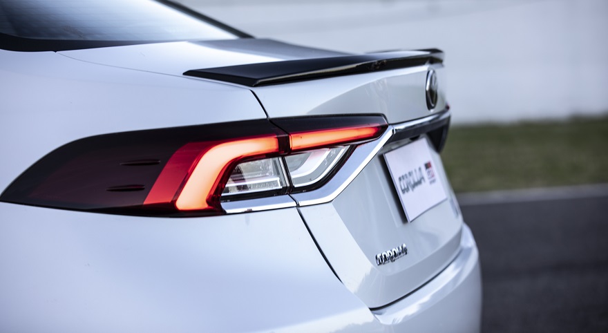 El Toyota Corolla GR-S también tiene un alerón más aerodinámico.