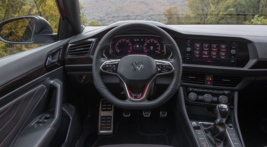 Volante de cuero y pedalera en aluminio, dos buenos detalles del Vento GLI.