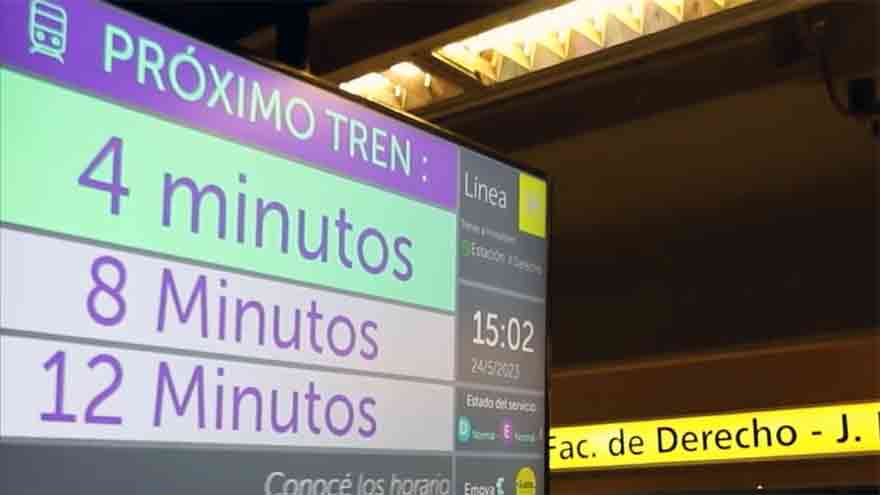 Una de las pantallas en la estación Facultad de Derecho.