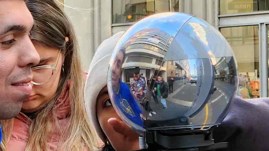 Orb de Wordlcoin en la avenida Corrientes en Buenos Aires.