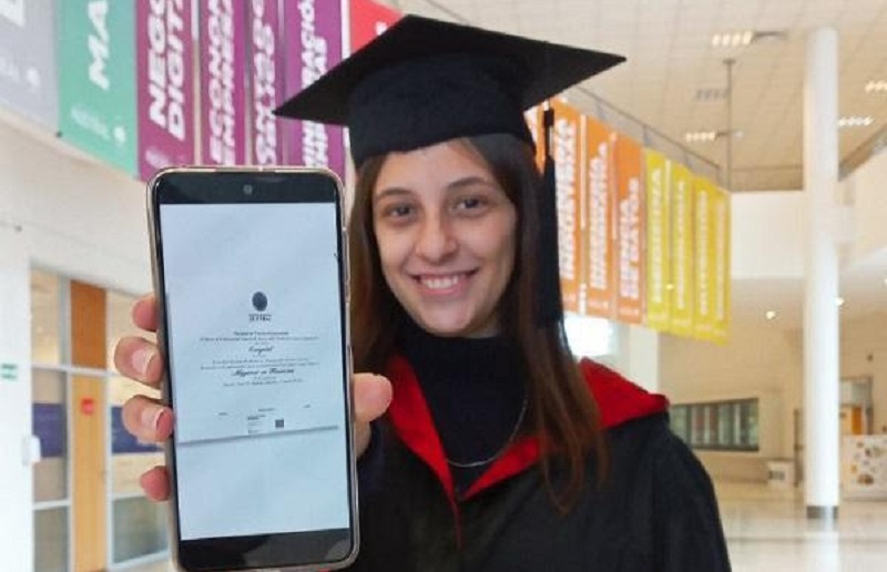 Universidad Austral entrega títulos digitales a graduados