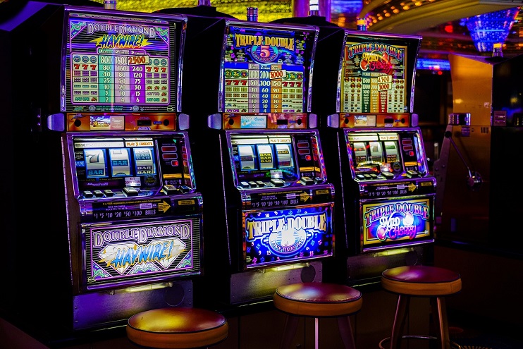 Las tragamonedas son, indiscutiblemente, el pilar de los casinos en línea