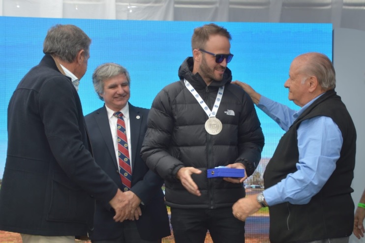 Agustín Canapino, la Comisión Deportiva Automovilística del  ACA le hizo la entrega de una medalla en homenaje a su carrera